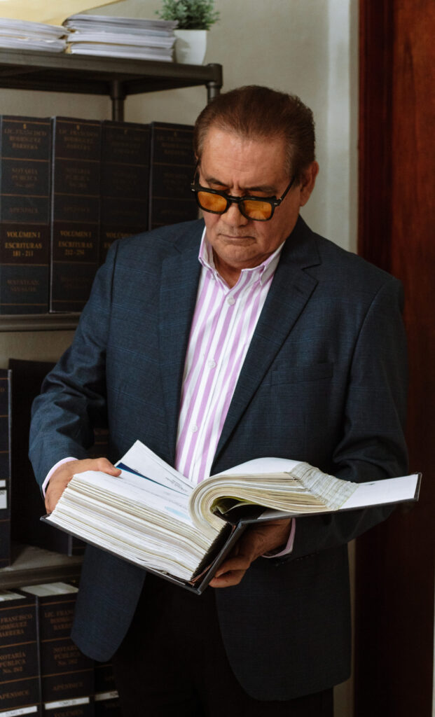 Licenciado Francisco Rodríguez Barrera, Notario Público 262 en Mazatlán.